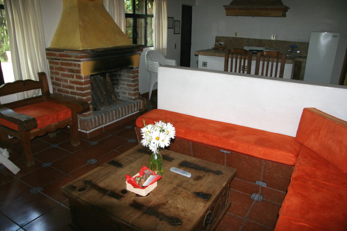 kitchenette and living room of cabañas quinta patricia in tequisquiapan